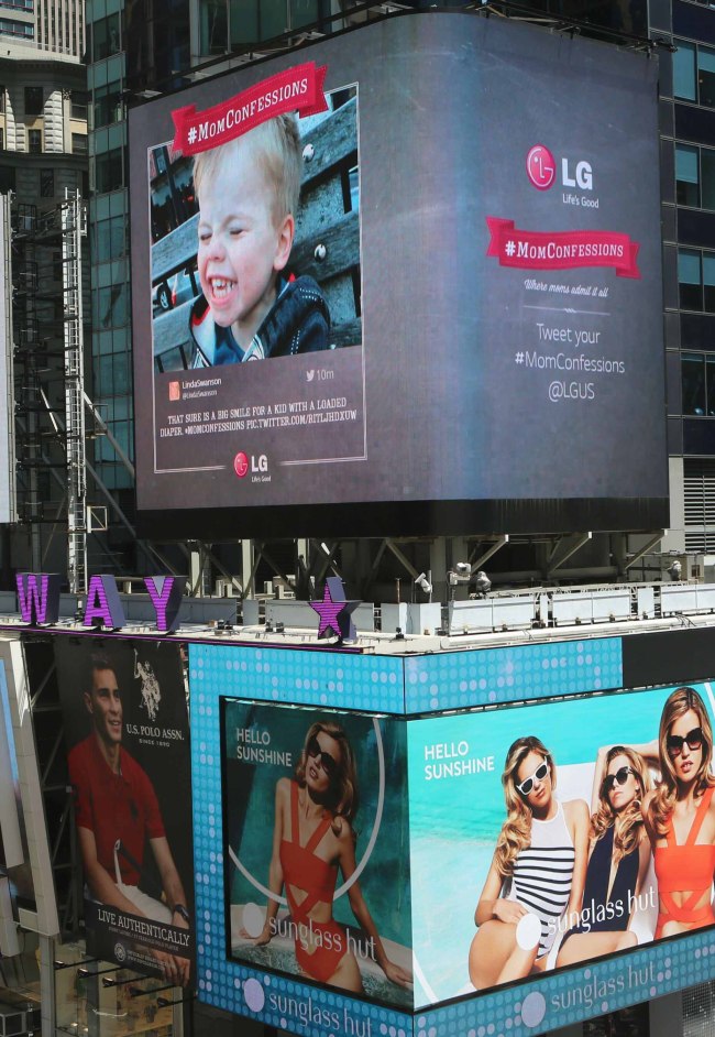 LG, 타임스스퀘어에‘어머니의 날’이벤트