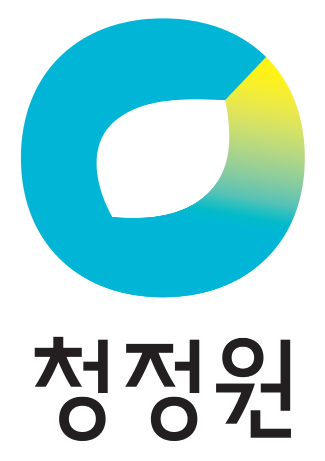 대상은 12일 청정원 브랜드의 BI(Brand Identity)를 18년만에 바꿨다. 대상은 BI 교체를 계기로 청정원의 ‘식품 전문’ 브랜드 이미지를 강화해, 업계 선두 브랜드 자리를 확고히 한다는 방침이다.
새 BI는 청정원 영문 이니셜 ‘Chungjungone’의 ‘C’가 타원 형태가 되는 모양으로 ‘완벽을 추구하는 식품전문가’를 표현했다고 대상 측은 설명했다.