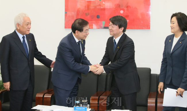 안철수 새정치민주연합대표가 12일 오전 국회에서  박원순 서울시장의 예방을 받고 악수를 하고 있다.이길동기자.gdlee@heraldcorp.com
안철수 새정치민주연합대표가 12일 오전 국회에서  박원순 서울시장의 예방을 받고 악수를 하고 있다.이길동기자.gdlee@heraldcorp.com
안철수 새정치민주연합 공동대표가 12일 오전 국회에서 박원순 서울시장의 예방을 받고 악수를 하고 있다. 이날 국회에서 기자회견을 갖고 서울시장 재선 도전을 공식 선언한 박원순 시장은 “오늘 결정되실 새누리당 서울시장 후보께도 조용한 선거를 제안한다”고  밝혔다.  이길동 기자/gdlee@heraldcorp.com