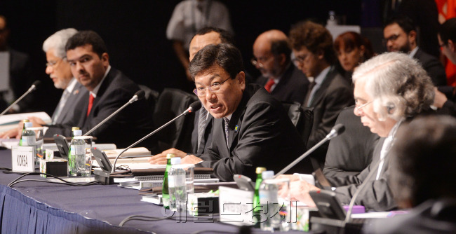 12일 오전 청정에너지 확산을 논의하기 위한 제5차 클린에너지장관회의(Clean Energy Ministerial·CEM)가 서울 하얏트호텔에서 열린 가운데 윤상직 산업통상자원부 장관이 모두발언을 하고 있다.<br />이상섭 기자. babtong@heraldcorp.com
12일 오전 청정에너지 확산을 논의하기 위한 제5차 클린에너지장관회의(Clean Energy Ministerial·CEM)가 서울 하얏트호텔에서 열린 가운데 윤상직 산업통상자원부 장관이 모두발언을 하고 있다.
이상섭 기자. babtong@heraldcorp.com