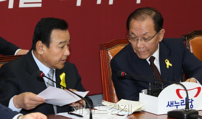 황우여 새누리당대표최고위원이 12일 오전 국회에서 열린 최고위원회의에 참석해 이완구 원내대표와 이야기를 나누고 있다.이길동기자.gdlee@heraldcorp.com
황우여 새누리당대표최고위원이 12일 오전 국회에서 열린 최고위원회의에 참석해 이완구 원내대표와 이야기를 나누고 있다.이길동기자.gdlee@heraldcorp.com