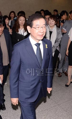 박원순(서울시장/변호사/서울특별시시장)
새정치민주연합 서울시장 후보로 확정된 박원순 서울시장이 12일 국회 정론관에서 기자회견을 마친후 회견장을 떠나고 있다.