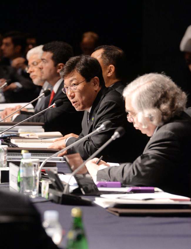 Korean Energy Minister Yoon Sang-jick speaks during the first day of the Clean Energy Ministerial meeting, which kicked off on Monday at the Grand Hyatt Hotel in Seoul for a two-day run.    Lee Sang-sub/The Korea Herald