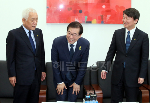 박원순 서울시장이 12일 국회에서 김한길, 안철수 새정치민주연합 공동대표와 인사하고 있다.
이날 박시장은 국회 정론관에서 기자회견을 갖고 새누리당 서울 후보자에게 “온 국민이 슬픔에 잠김 지금 작고 조용한 돈 안드는 선거를 제안한다”며 “네거티브 없는 선거, 흑색 선전과 비방 없는 선거를 제안한다“고 말했다.