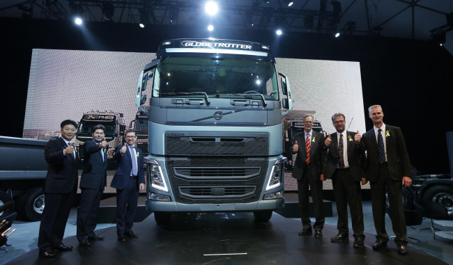 Volvo Trucks executives pose with the Volvo FH in a press event held at W-Seoul Walkerhill in Seoul on Monday. From left are Kim Young-jae, Volvo Trucks Korea president; Christophe Martin, senior vice president of Volvo Group Trucks Asia Oceania; and Joachim Rosenberg, executive vice president of Volvo Group.    Volvo Trucks Korea