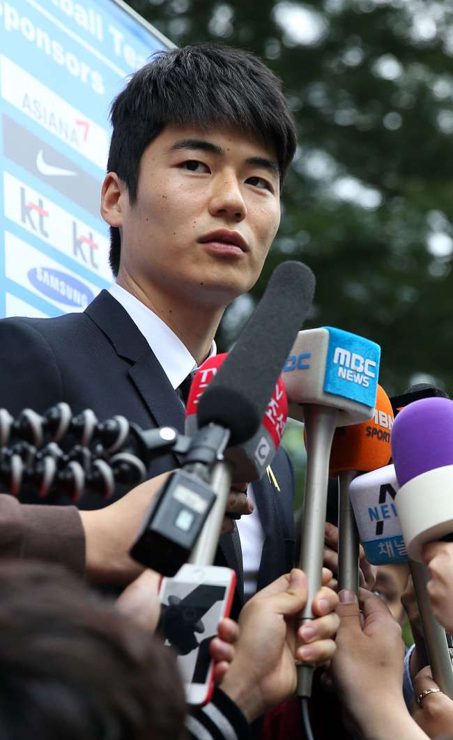 기성용(축구선수/선덜랜드AFC미드필더)
As South Korea opened its training camp Monday ahead of this year’s FIFA World Cup in Brazil, those who have experienced the big tournament said their green teammates should bear down and put in even more work than before.
Midfielder Ki Sung-yueng speaks to the media on Monday.   Yonhap