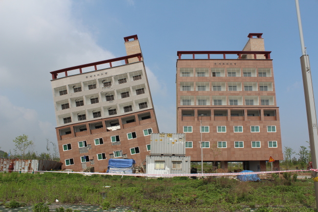 A residential building under construction tilts to one side in Asan, South Chungcheong Province, Monday.   Yonhap