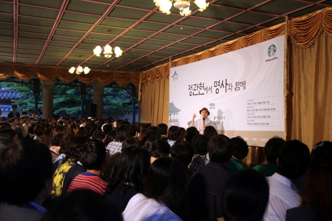 충북 괴산 일대에 ‘한국 유기농의 아버지’ 고(故) 원경선 원장을 기리는 ‘원경선기념관’이 문을 열었다. 풀무원은 창립 30주년인 12일 충북 괴산군 청천면 평단리의 연수원 ‘로하스아카데미’ 경내에서 풀무원농장 창립자인 고 원경선 원장의 장남인 원혜영 의원 등 유가족과 남승우 풀무원 총괄 CEO 등 30여명이 참석한 가운데 ‘원경선기념관’ 개관식을 가졌다고 12일 밝혔다.