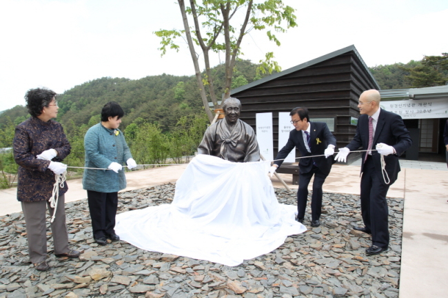 충북 괴산 일대에 ‘한국 유기농의 아버지’ 고(故) 원경선 원장을 기리는 ‘원경선기념관’이 문을 열었다. 풀무원은 창립 30주년인 12일 충북 괴산군 청천면 평단리의 연수원 ‘로하스아카데미’ 경내에서 풀무원농장 창립자인 고 원경선 원장의 장남인 원혜영 의원 등 유가족과 남승우 풀무원 총괄 CEO 등 30여명이 참석한 가운데 ‘원경선기념관’ 개관식을 가졌다고 12일 밝혔다.