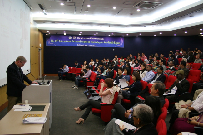 Participants of the 14th Advanced Vaccinology Course in the Asia-Pacific Region listen to International Vaccine Institute CFO John Morahan at IVI headquarters in Seoul, Monday.   International Vaccine Institute