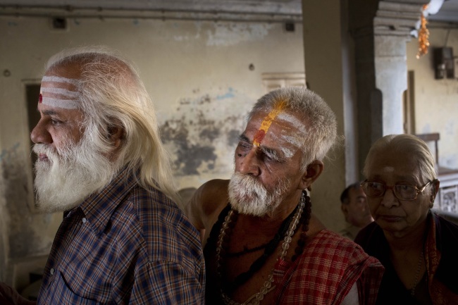 Voters queue to cast their ballots at a polling center on the final day of polling in Varanasi in the northern Indian state of Uttar Pradesh, Monday.   AP-Yonhap