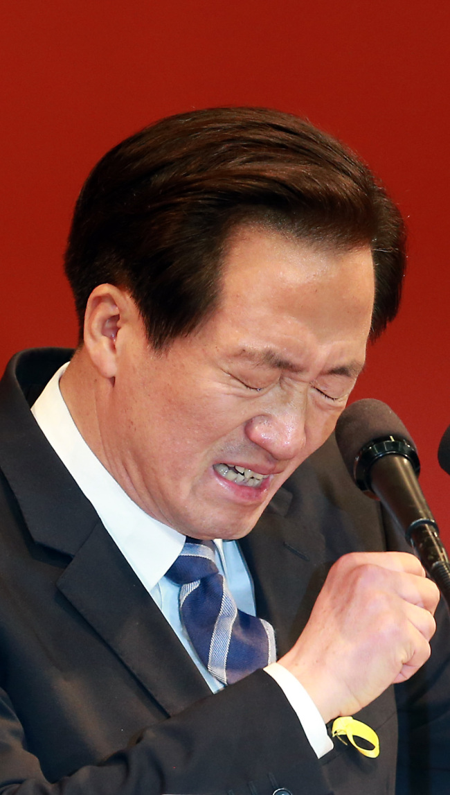 정몽준(국회의원/새누리당/대한축구협회명예회장/보건복지위원회위원)
The ruling Saenuri Party on Monday selected Rep. Chung Mong-joon to run for Seoul mayor in the June 4 local elections.
Rep. Chung Mong-joon weeps during his acceptance speech after being voted in as the ruling Saenuri Party’s Seoul mayoral candidate in Seoul on Monday.   Yonhap
