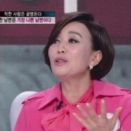 하춘화(가수)
가수 하춘화가 “11세 때부터 이상형이 신성일 선배님”이라고 고백해 함께 출연한 ‘조강지처’ 엄앵란을 당황하게 만들었다.
