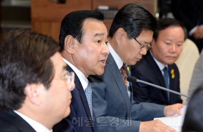 이완구 새누리당원내대표가 13일 오전 국회에서 열린 세월호 사고대책특위 연석회의에 참석해 모두발언을 하고 있다. 이길동기자.gdlee@heraldcorp.com
이완구 새누리당원내대표가 13일 오전 국회에서 열린 세월호 사고대책특위 연석회의에 참석해 모두발언을 하고 있다. 이길동기자.gdlee@heraldcorp.com