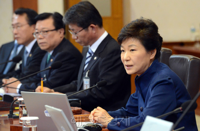 13일 오전 청와대에서 열린 국무회의서 박근혜 대통령이  모두발언 하고 있다.. 박대통령은 국무회의서 세월호  참사 사고에 대한 대국민 담화를 논의했다.20140513/ 박현구 기자 phko@ 2014.05.13
13일 오전 청와대에서 열린 국무회의서 박근혜 대통령이  모두발언 하고 있다.. 박대통령은 국무회의서 세월호  참사 사고에 대한 대국민 담화를 논의했다.20140513/ 박현구 기자 phko@ 2014.05.13