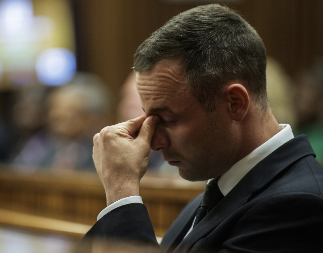 <YONHAP PHOTO-1877> Oscar Pistorius listens to evidence during his murder trial in Pretoria, South Africa, Thursday, May 8, 2014. Pistorius is charged with the shooting death of his girlfriend Reeva Steenkamp on Valentine's Day in 2013. (AP Photo/Gianluigi Guercia, Pool)/2014-05-08 22:53:11/ <저작권자 ⓒ 1980-2014 ㈜연합뉴스. 무단 전재 재배포 금지.>
Oscar Pistorius listens to evidence during his murder trial in Pretoria on May 8.   AP-Yonhap
