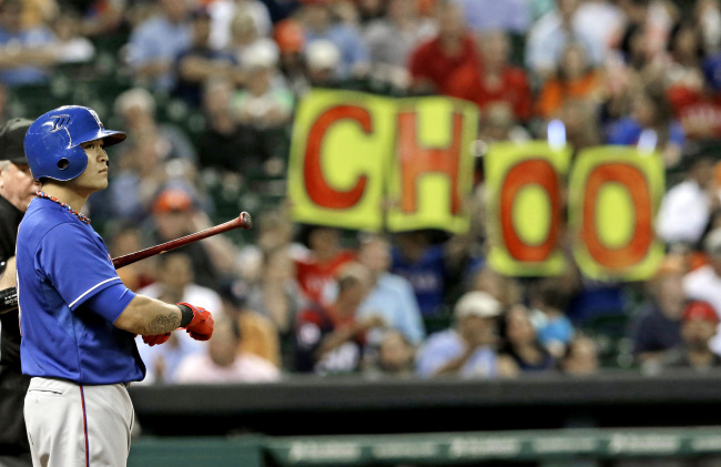 Texas Rangers’ Choo Shin-soo prepares to bat against the Houston Astros on Monday.    AP-Yonhap
