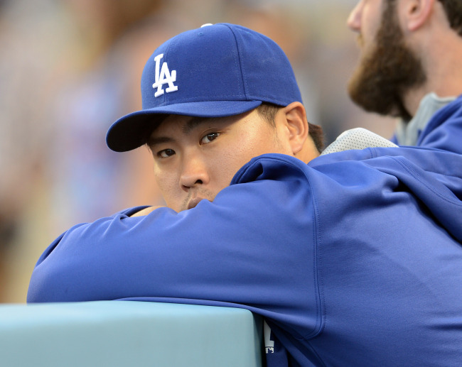 류현진(야구선수/LA다저스투수)
Rougned Odor has had a rough start to his Major League career. Things quickly turned around for him on Monday night.
Los Angeles Dodgers pitcher Ryu Hyun-jin sits in the dugout before the game against the Miami Marlins on Monday.    USA TODAY-Yonhap