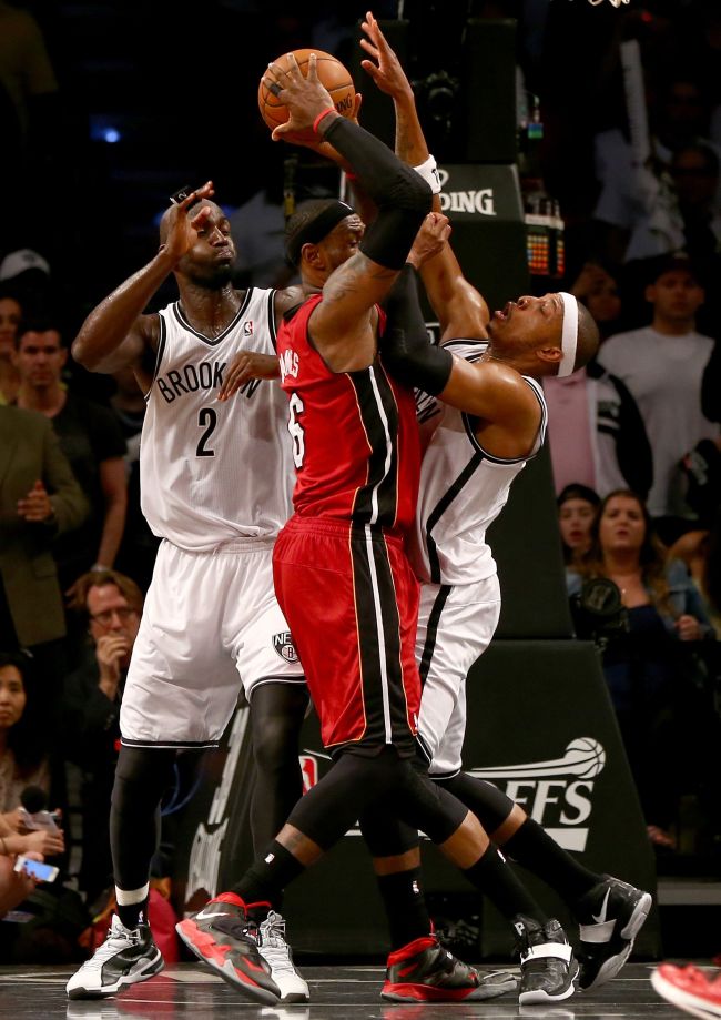 LeBron James (center)  of the Miami Heat tries to get around Kevin Garnett (left) and Paul Pierce of the Brooklyn Nets on Monday.   AFP-Yonhap