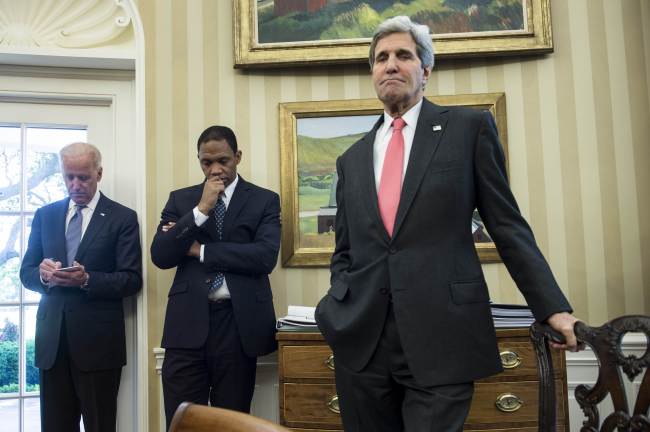 U.S. Vice President Joseph R. Biden (left), White House Deputy Chief of Staff Rob Nabors (center) and U.S. Secretary of State John Kerry wait for a meeting with U.S. President Barack Obama, Uruguay President Jose Mujica Cordano and others at the White House in Washington, D.C., Monday.   AFP-Yonhap