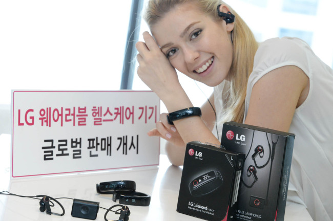 LG전자가 착용식 건강관리 기기 ‘LG 라이프밴드 터치’와 ‘심박 이어폰’을 18일부터 북미 최대 전자 유통업체 베스트바이에서 판매하며 글로벌 시장에 진출한다. [사진제공=LG전자]