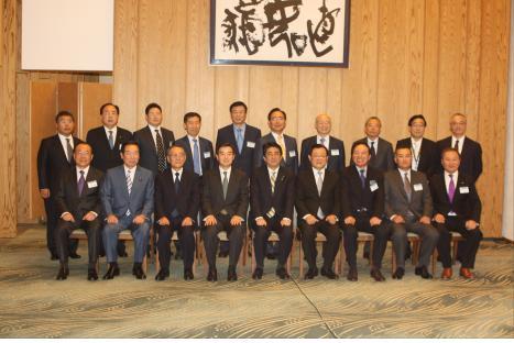 아베 신조 일본 총리와 제46회 한일경제인회의 한국측 단장단이 기념 사진을 찍고 있다.