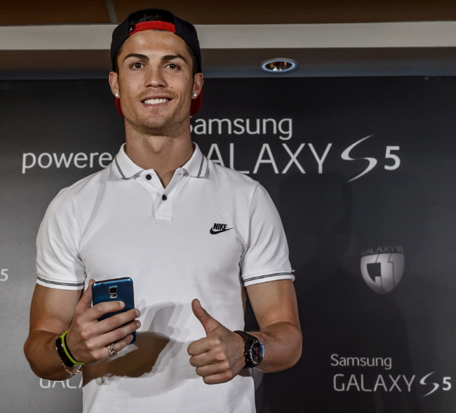 크리스티아누호날두(CristianoRonaldo/축구선수/레알마드리드포워드)
삼성전자가 ‘갤럭시 11’을 활용한 다양한 콘텐츠로 글로벌 축구 캠페인에 나섰다. 리오넬 메시, 크리스티아누 호날두, 이청용 등 세계적인 축구선수들로 구성된 ‘갤럭시 11’은 다양한 프로그램을 통해 전 세계 소비자들에게 축구와 최첨단 기술을 동시에 선보인다.