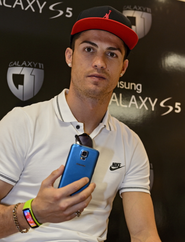 크리스티아누호날두(CristianoRonaldo/축구선수/레알마드리드포워드)
삼성전자가 ‘갤럭시 11’을 활용한 다양한 콘텐츠로 글로벌 축구 캠페인에 나섰다. 리오넬 메시, 크리스티아누 호날두, 이청용 등 세계적인 축구선수들로 구성된 ‘갤럭시 11’은 다양한 프로그램을 통해 전 세계 소비자들에게 축구와 최첨단 기술을 동시에 선보인다.