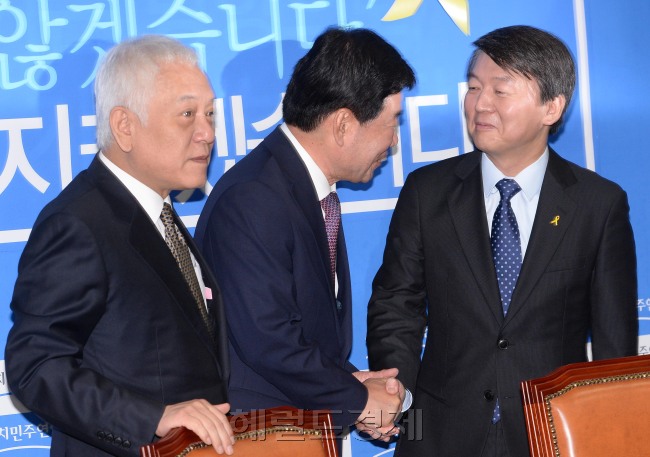 안철수 새정치민주연합 공동대표가14일 오전 국회에서 열린 최고위원 및 여객선 침몰사고 대책위원장단 연석회의에 참석해 인사차 방문한 김진표경기도지사후보와 악수를 하고 있다.이길동기자.gdlee@heraldcorp.com
안철수 새정치민주연합 공동대표가 14일 오전 국회에서 열린 최고위원 및 여객선 침몰사고 대책위원장단 연석회의에 참석해 인사차 방문한 김진표 경기도지사 후보와 악수를 하고 있다. 김 후보는 “경기서 이겨야 지방선거 이긴다”며, “세월호 참사로 가장 큰 피해 입은 단원고 가족 있어 어느 지역보다 수습 과정서 보여 준 박 정부의 무능 무책임에 대한 심판 요구가 높다”고 밝혔다.
이길동 기자/gdlee@heraldcorp.com