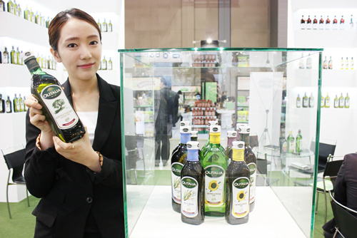 이탈리아 프리미엄 오일 & 비니거 브랜드 올리타리아(www.olitaliakorea.kr)의 수입 유통사인 서영이앤티㈜가 오는 16일까지 일산 킨텍스에서 개최하는 '2014 서울국제식품산업대전(Seoul Food 2014)'에 참가한다고 밝혔다.
올해 32회째를 맞는 서울국제식품산업대전은 코트라(KOTRA)가 주최하는 식품 박람회로 아시아 3대 식품 박람회 중 하나로 국내외 식품 산업의 발전을 위한 이번 박람회에는 40여 개 국의 1,300개 업체가 참여한다.