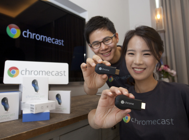 크롬 캐스트 한국 출시
Models pose with Google’s device-to-TV streaming dongle Chromecast.   Google Korea