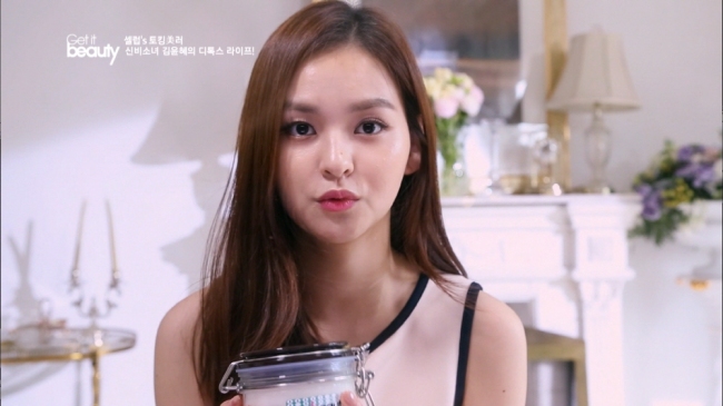 김윤혜(탤런트/모델스타폭스엔터테인먼트)
영화 <소녀>에서 성숙한 눈빛 연기와 섬세한 내면 연기로 찬사를 받은 배우 김윤혜가 온스타일 ‘겟잇뷰티 2014(Get it beauty 2014)’ <토킹美러>에서 배우로서 패션모델로서 쌓은 자신만의 디톡스 뷰티 노하우를 전격 공개해 화제를 모으고 있다.
