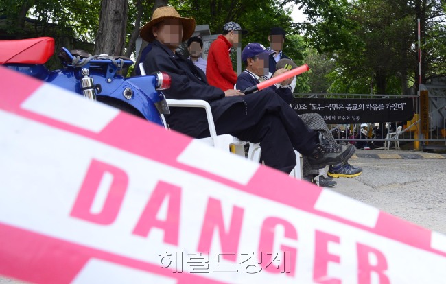 기독교복음침례회(세칭 구원파) 신도들이 14일 오전 검찰의 체포영장 집행에 대비해 경기도 안성 금수원경기도 안산 금수원 입구에서 신도들을 제외한 나머지 인원에 대해 출입을 통제하고 있다. 안성=박해묵 기자/mook@heraldcorp.com
기독교복음침례회(세칭 구원파) 신도들이 14일 오전 검찰의 체포영장 집행에 대비해 경기도 안성 금수원경기도 안산 금수원 입구에서 신도들을 제외한 나머지 인원에 대해 출입을 통제하고 있다. 안성=박해묵 기자/mook@heraldcorp.com
