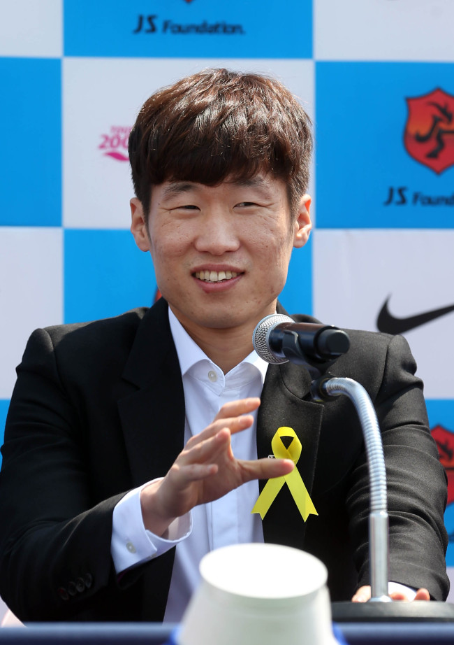 박지성(축구선수/PSV아인트호벤미드필더)
Park Ji-sung, one of South Korea's biggest football icons, retired from the sport on Wednesday at age 33, citing debilitating pain in his surgically repaired right knee.