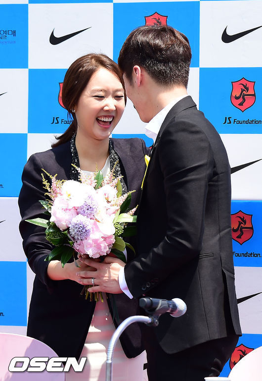 김민지(좌부터/아나운서/SBS),박지성(축구선수/PSV아인트호벤미드필더)
김민지 전 SBS 아나운서가 축구 국가대표 박지성의 기자회견 현장에 깜짝 등장했다.