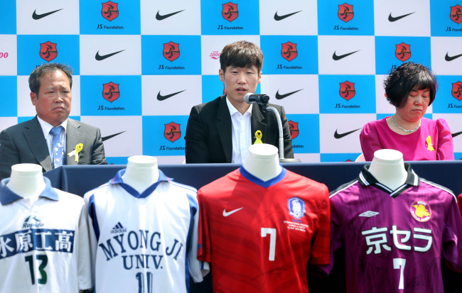 Park Ji-sung and his parents take part in a press conference at the JS Football Center in Suwon on Wednesday.   Yonhap