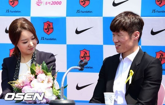 김민지(좌부터/아나운서/SBS),박지성(축구선수/PSV아인트호벤미드필더)
박지성의 은퇴에 예비신부인 김민지 전 아나운서가 “항상 응원하겠다”며 격려했다.