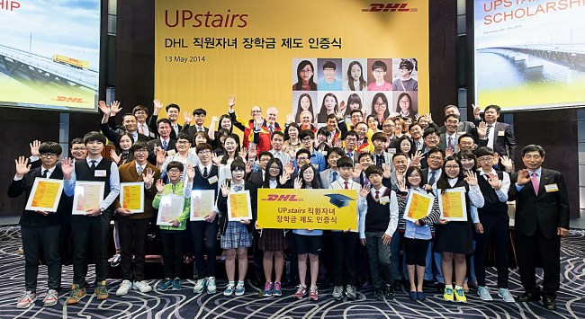 DHL코리아가 13일 서울 소공동 웨스틴 조선호텔에서 직원 자녀 장학금 지원 프로그램인 ‘업스테어스(UPstairs)’ 행사를 진행하고 임직원 자녀 20명에게 장학금을 수여했다고 14일 밝혔다.
업스테어스는 도이치포스트 디에이치엘(DP DHL)그룹이 전세계 직원들의 애사심을 고취하고 직원 자녀들에게 더 나은 교육 환경을 제공하기 위해 마련한 장학프로그램으로 국내에는 지난 2013년에 처음 도입됐다.