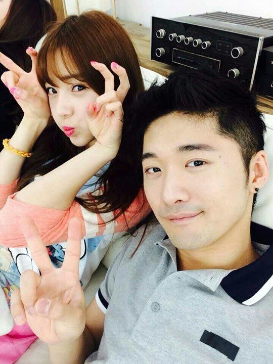 천이슬(좌부터/탤런트/초록뱀주나E&M),김재웅(패션디자이너/비엔베투디자이너)
‘셰어하우스’의 천이슬과 김재웅이 함께 찍은 셀카가 공개돼 눈길을 끌고 있다.