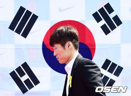 박지성(축구선수/PSV아인트호벤미드필더)
국제축구연맹(FIFA)이 공식 홈페이지를 통해 박지성(33)의 은퇴 소식을 비중있게 전했다.