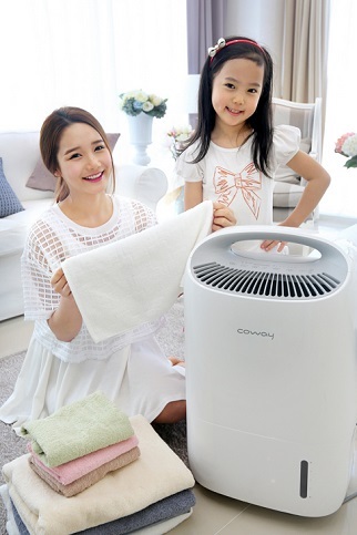 코웨이(대표 김동현)는 초미세먼지와 유해바이러스 제거는 물론 강력한 제습 성능으로 2시간 이내에 적정 실내습도를 맞춰주는 복합기능 제품 ‘코웨이 제습공기청정기(APD-0514Bㆍ사진)’를 14일 선보였다.
