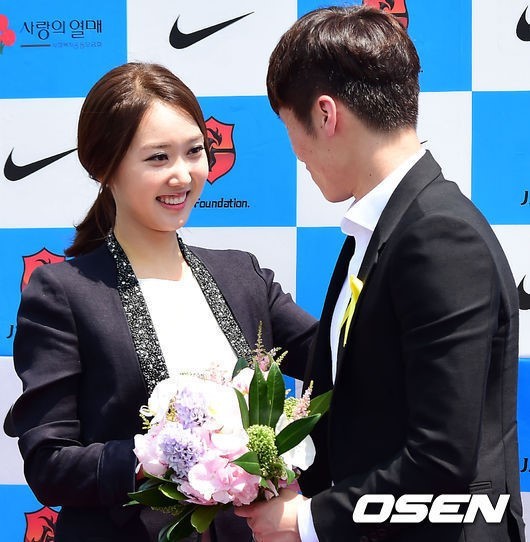 김민지(좌부터/아나운서/SBS),박지성(축구선수/PSV아인트호벤미드필더)
축구선수 박지성이 은퇴 선언을 한 가운데, 그의 연인 김민지 전 아나운서가 남다른 소감을 전했다.