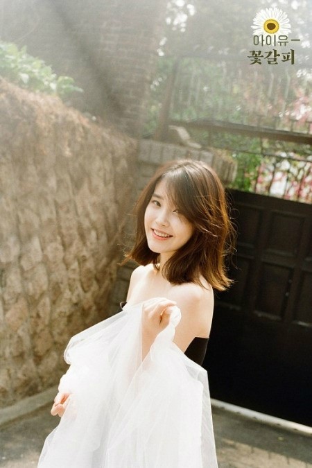 아이유(이지은/가수)
가수 아이유가 리메이크 앨범 ‘꽃갈피’의 이미지와 수록곡을 공개해 눈길을 끌었다.