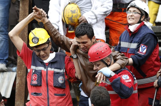An injured miner is carried to an ambulance after being rescued from a coal mine in Soma, Turkey, Tuesday. (EPA-Yonhap)