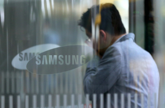 A Samsung official enters the group’s main office in southern Seoul on Wednesday.  (Yonhap)