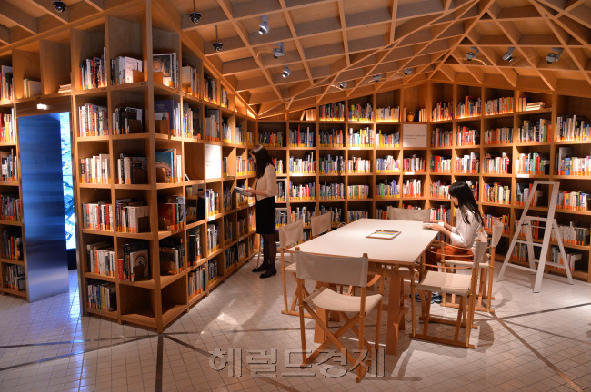 현대카드 도서관.<br />이상섭 기자. babtong@heraldcorp.com
현대카드 도서관.
이상섭 기자. babtong@heraldcorp.com