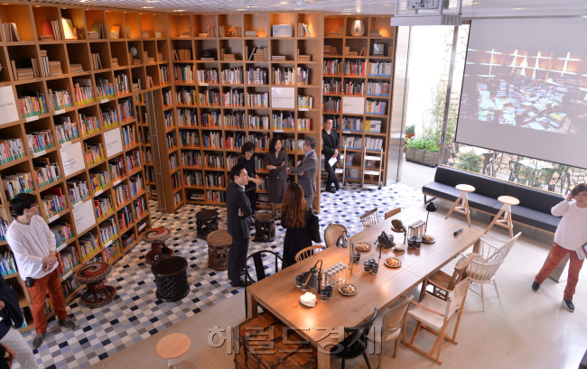 현대카드 도서관.<br />이상섭 기자. babtong@heraldcorp.com
현대카드 도서관.
이상섭 기자. babtong@heraldcorp.com
