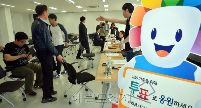 6.4지방선거 후보자 등록이 시작된 15일 오전 서울 종로구 혜화동 서울시선거관리위원회에서  후보자들이 후보등록을 하고 있다.<br />김명섭 기자 msiron@heraldcorp.com
6.4지방선거 후보자 등록이 시작된 15일 오전 서울 종로구 혜화동 서울시선거관리위원회에서  후보자들이 후보등록을 하고 있다.
김명섭 기자 msiron@heraldcorp.com