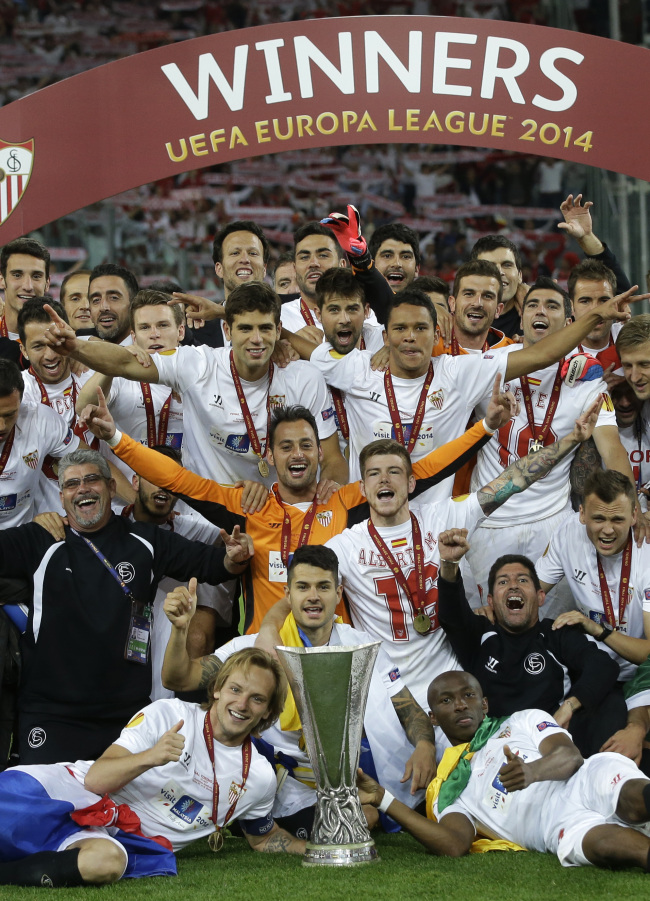 Sevilla players celebrate with the Europa League trophy on Wednesday.   AP-Yonhap