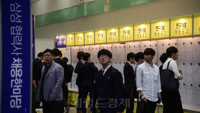 15일 오전 서울 강남구 코엑스에서 삼성전자 협력사 채용 한마당이 열리고 있다. 박해묵 기자/mook@heraldcorp.com
서울 강남구 코엑스에서 15일 열린 삼성전자 협력사 채용 한마당에서 구직자들이 채용정보를 보고 있다.
박해묵 기자/mook@heraldcorp.com